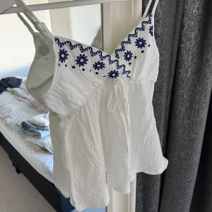 Linne - Gulligt linne med blå detaljer, aldrig använt.