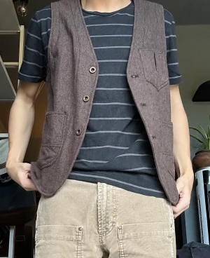 Vest - Brun vest, sitter perfekt på mig 177 cm