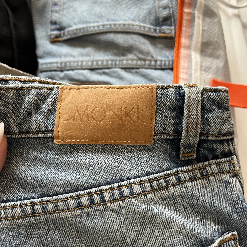 Säljer dessa monki jeans då de blivit för små! 💞🥰. Jeans & Byxor.