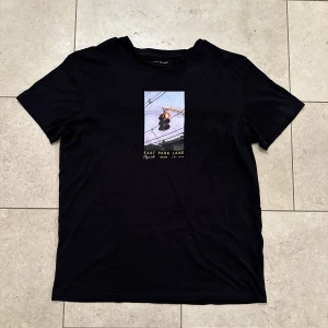 T Shirt med Print  - Fet Tisha jag köpte i Spanien men passar inte längre, Storlek XL   de är egentligen M - L. Misstänker de va barn storlekar.