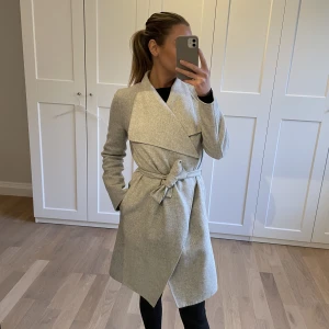 Grå kappa - Grå kappa från Zara. Sparsamt använd och i fint skick, enda anmärkningen är bandet som är liiite nopprigt (se bild).  Storlek XS  💜