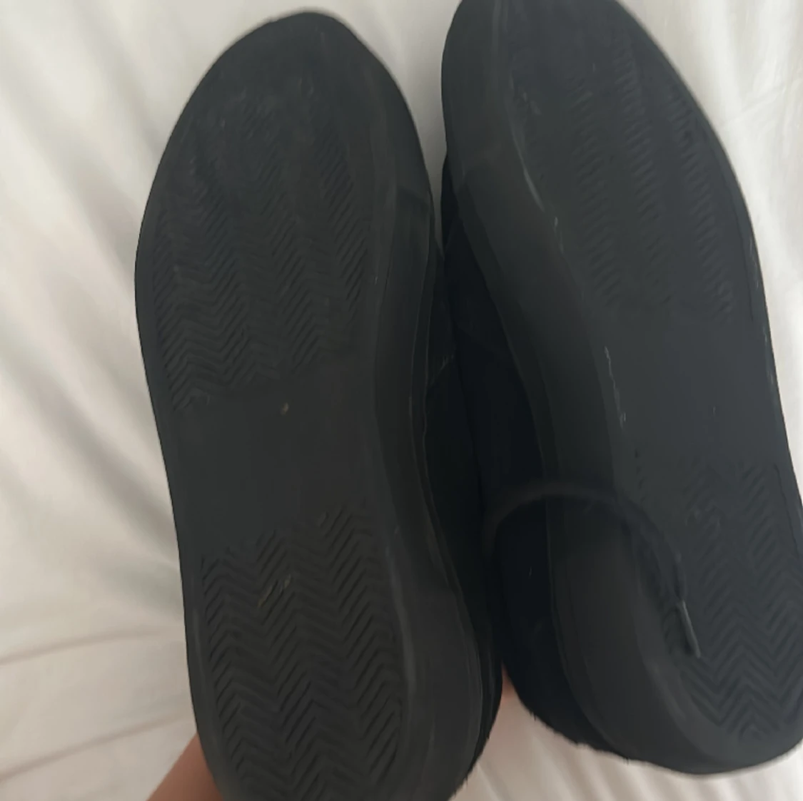 Säljer  arigatos som har blivit använda 2 gånger storlek 41 skriv om ni har några frågor priset kan diskuteras  - 90