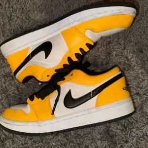 Air Jordan 1 Low University Gold Black 39 - Air Jordan 1 Low University Gold Black (GS) i storlek 39