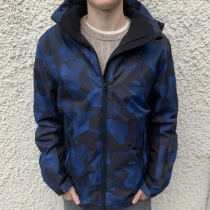 Skidjacka - Trendig camojacka från Cross Sportswear i bra skick. Vattentät och varm. Luvan går att ta av. Strlk S. Modellen är 178. Nypris runt 2000 mitt pris 600. Skriv vid intresse!