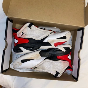 Jordan Max aura 4 - Säljer ett par Jordan Max aura 4 skor. Köpta på Zalando förra året och är i storlek 40. Säljer dem då min lillebror tyvärr växte ut dem för snabbt. Han hann använda dem 6 månader. Går förmodligen tvätta dem med sko rengöring, men har inte testat.