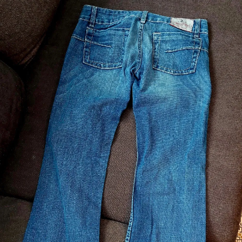 Blå flared lågmidjade jeans med snygga fickor. Strl 27-32. Jeans & Byxor.