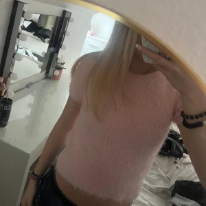 Rosa zara tröja  - Jätte fin rosa tröja ifrån zara som är använd 1 gång så i nyskick. Storlek M men passar mig med XS-S