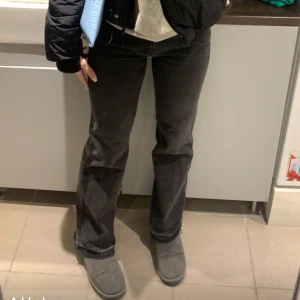 Zara jeans  - Midwaist full lenght passar mig som är 175. Har inte fler bilder på då de inte passar längre.💞💞