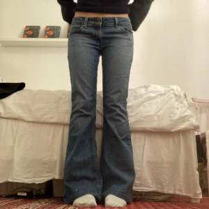 Jättefina lågmidjade Levis jeans köpta secondhand, säljer dem då de tyvärr är lite för stora för mig. Innerbensmått: 82, midjemått: 84