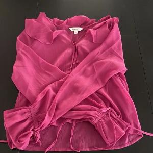 Cool bluse. - Lila/Vinröd bluse. Aldrig använd. Stolek S. Köparen står för frakten.