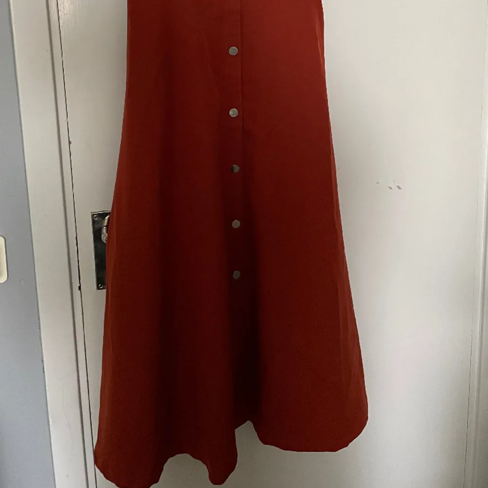 En lång klänning som är perfekt för layering. Jag skulle uppskatta att den är i storlek 36.. Klänningar.