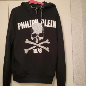 Philipp plein hoodie - Använd med ansvar tvättat på fel program engångs så lite ligger försvann fixar en skräddare . Ny pris är z