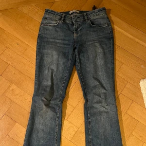 Zara bootcut jeans - Lågmidjade bootcut jeans från Zara. O strl 38. Bra skick, något slitna i benen. Rabatt vid snabbköp.