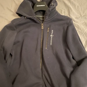 Kofta  - Säljer denna kofta eftersom koftan tyvärr aldrig kommer till användning längre. Den har en fläck ( som man ser ) som går att tvätta bort. Den är otroligt varm och fluffig inuti. Köparen står för frakten för att jag säljer så billigt🩷