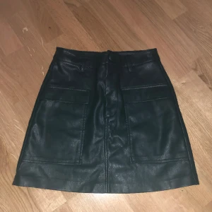 Läderkjol - Läderkjol ifrån zara. Knappt använd! Tyvärr för liten för mig därav ingen bild på