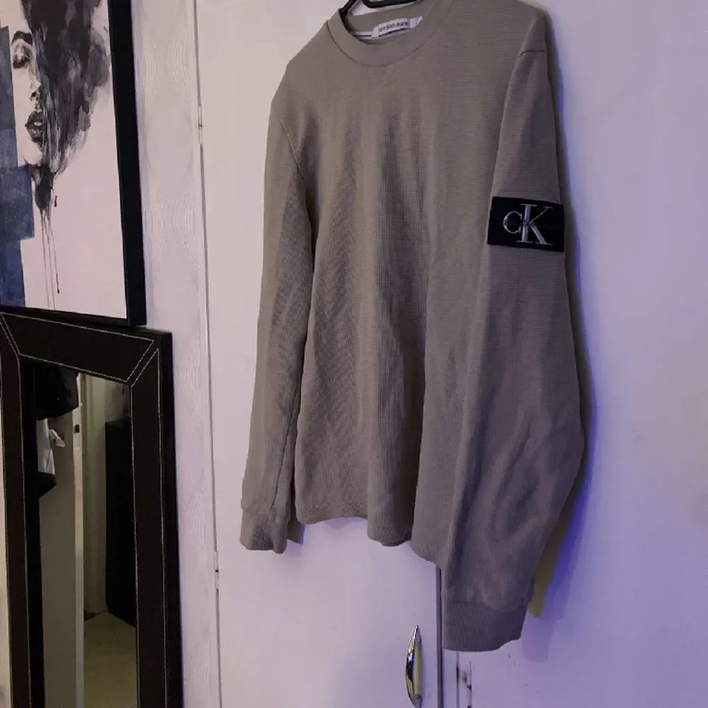 Beige CK sweatshirt, Storlek M, nyköpt, säljs för att jag inte använder den så mycket pga att den är lite för liten för mig. Riktigt snygg annars. Tröjor & Koftor.