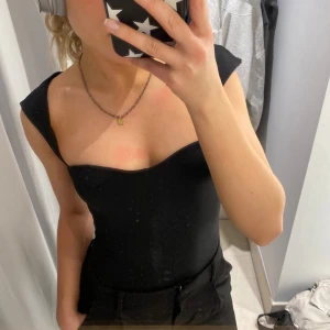 Topp - Body med superfin urringning, går att öppna där nere. Endast testad aldrig använd! Säljer en likadan fast i vit✨