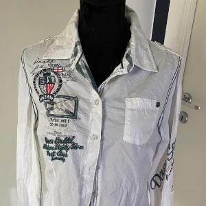 Vit y2k skjorta - Äkta SoccX vintage skjorta. Säljer denna skjorta pga av att jag aldrig använt den. Den har ljus och mörkgröna detaljer💖