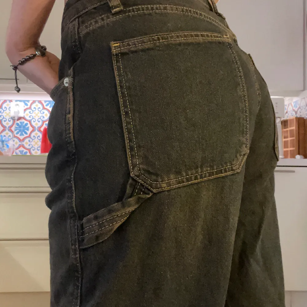 Super fina svarta midwaist zara jeans med fina detaljer. Andvända ett fåtal gånger men i top skick. . Jeans & Byxor.