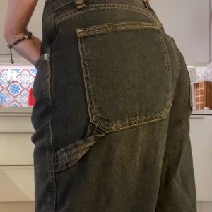 Midwaist svarta Zara jeans  - Super fina svarta midwaist zara jeans med fina detaljer. Andvända ett fåtal gånger men i top skick. 