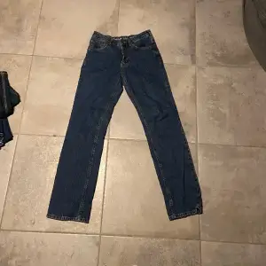 Lågmidjade jeans från bik bok 