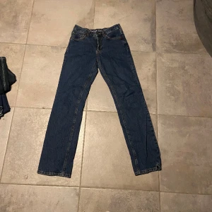 Jeans  - Lågmidjade jeans från bik bok 