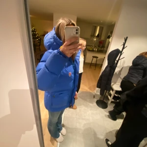Fjällräven M - Säljer min fina fjällräven i blå, storlek M Inga defekter,som ny Säljer då den inte kommer till användning Skriv prisförslag