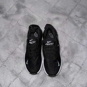 Nike 270 - Skorna är helt oanvända min son har bara prov testat dom och dom var små på han så tänkte sälja dom. Priset kan diskuteras. 