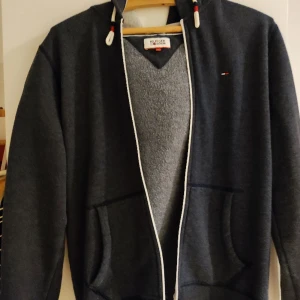 Tommy Hilfiger ziphoodie M blå - Ziphoodie från Tommy Hilfiger. M. Blågrå. Varm! 