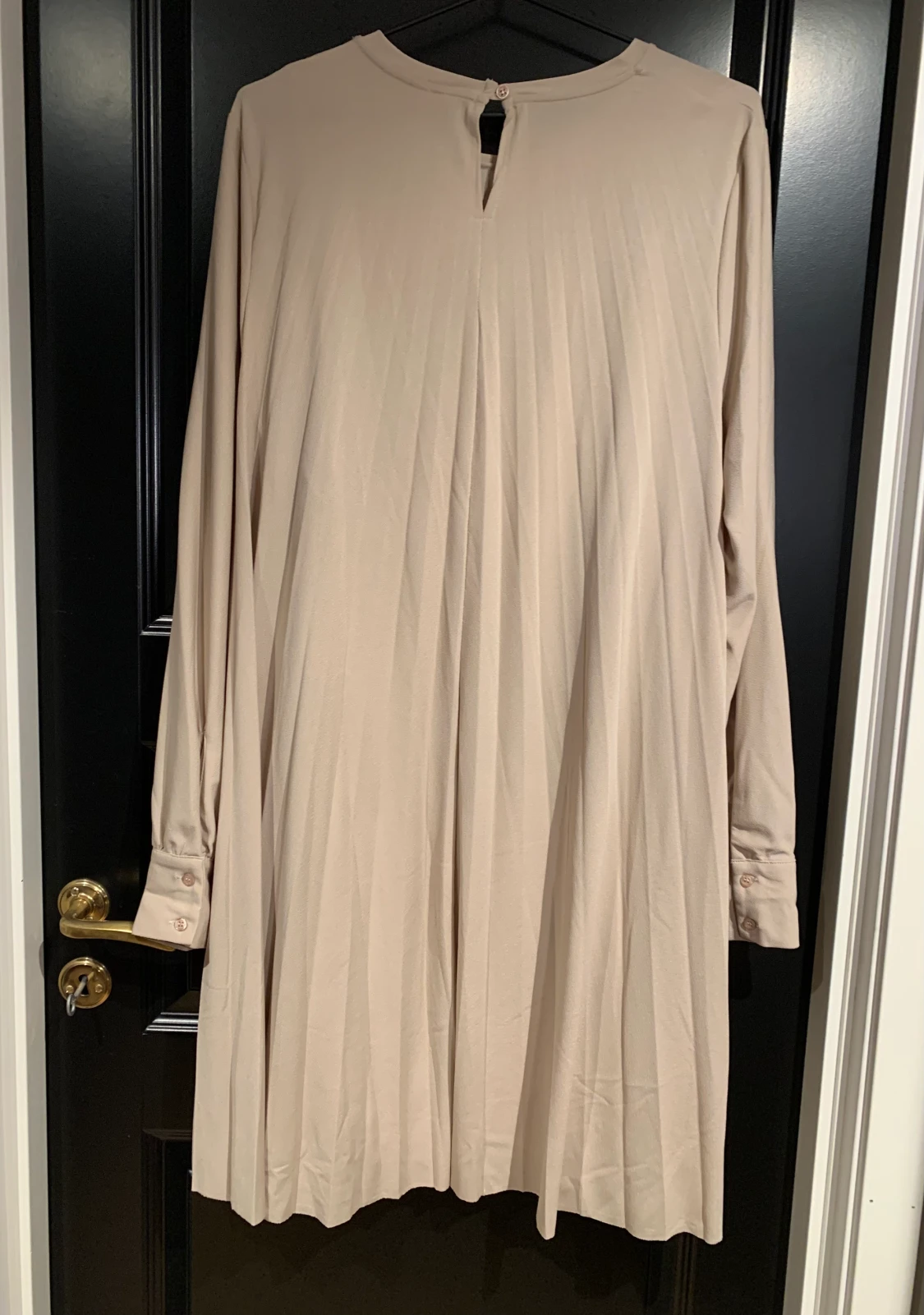 Långärmad plisserad klänning - 90