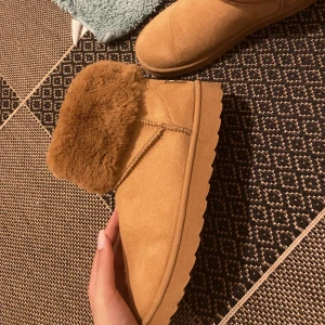 Uggs - Helt nya uggs använda kanske 2-3 gånger säljer på grund av för stora för mig 