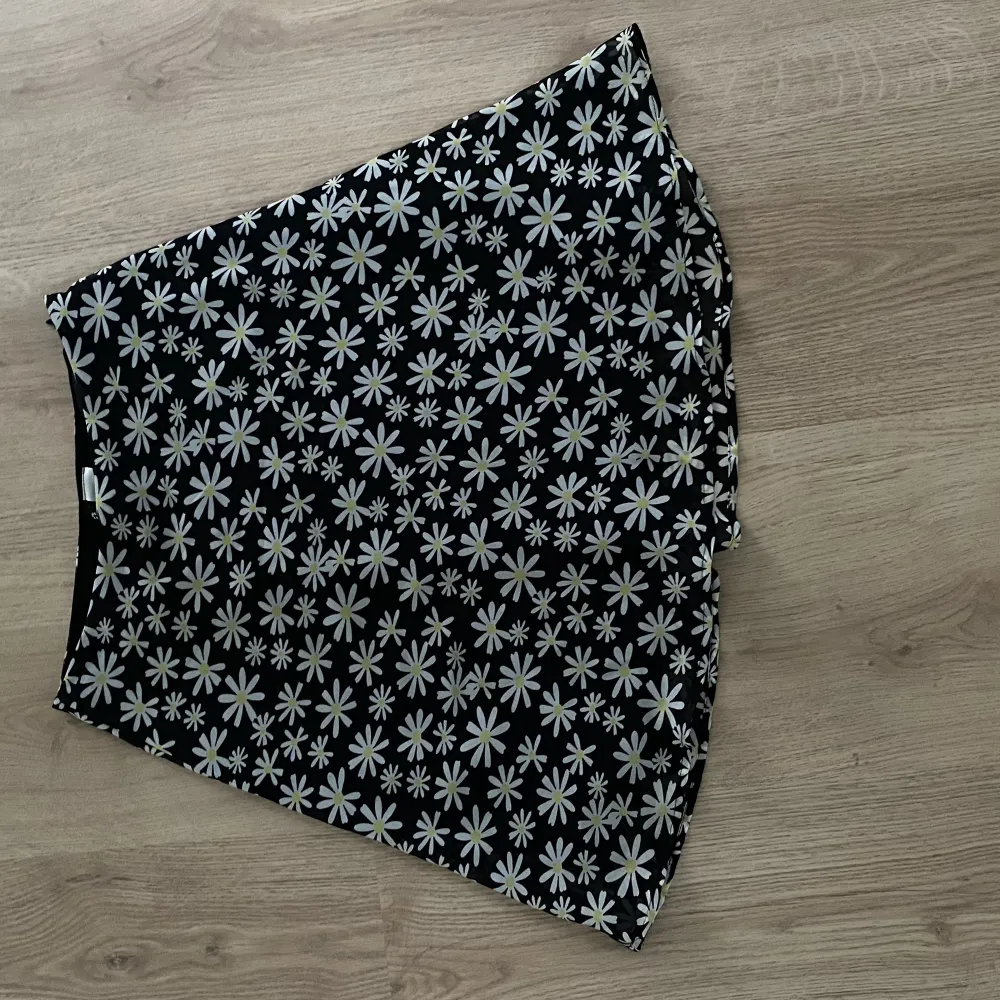 En blommig kjol från H&M köpt för två år sen och inte mycket använd alls, Max 5 ggr! Använder inte längre då den är för liten för mig!😊. Kjolar.