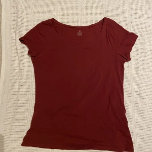 Rött linne  - Rött linne, ganska öppen nacke  Köpt på 2nd hand men bra kvalitet 