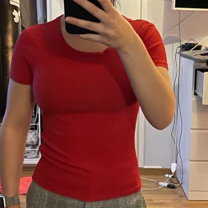 Rös tröja - Röd tröja, är en xs eller s men den är väldigt stretchig, säljes på grund av att jag ej använder den, 