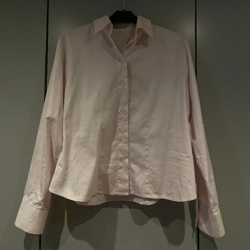 Här har vi en sån fin rosa skjorta som är lite kortare i modellen!🩷. Skjortor.