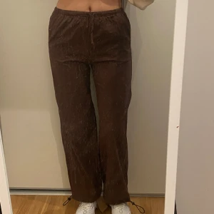 Linne byrclr - Spegeln är smutsig, byxorna är nytvättade. Justerbara (andra bild)