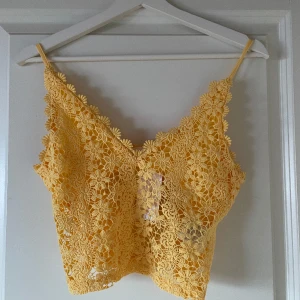 Gul topp - Säljer denna oanvända söta blommgula topp💕💕inte använd då den inte föll mig i smak!! Nypris 200kr