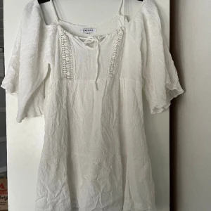 Sommarklänning - Offshoulder i stl S men passar XS och M🥰