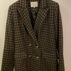 Rutig kavaj - Grön- och svartrutig kavaj från By Malina, storlek S. Sparsamt använd så i mycket bra skick.