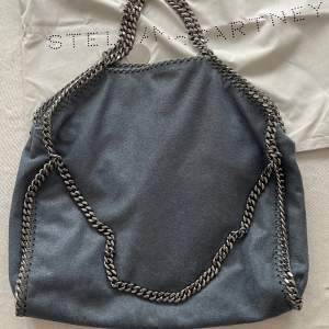 Stella McCartney väska i unik blå färg. Köpt ny sommaren 2021 - givetvis äkta. Är i fint skick. Har lite rostningar på kedjan, men det syns knappt!