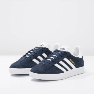 Adidas gazelle - Säljer mina helt oanvända blåa Adidas Gazelle i storlek 40. Hann inte skicka tillbaka därav säljer jag de😊🫶🏻