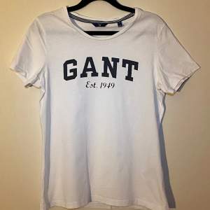 Vit t-shirt från Gant med tryck framtill. Storlek S. Skriv om du vill ha fler bilder! 