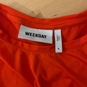 T-shirt  - En orange t-shirt från Weekend. Materialet är tunnt och ganska sportigt. (78 % polyester). Aldrig använd. Skriv för frågor och bilder🫶