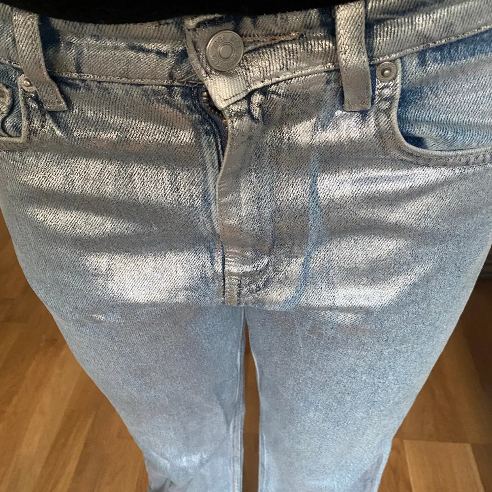Säljer dessa virala silvriga/ skrimriga men fortfarande blå zara jeansen så coola!. Jeans & Byxor.
