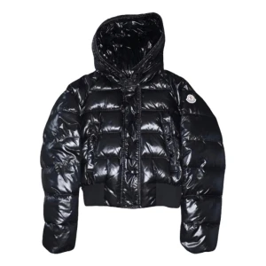 Moncler jacka dam - Köpt på Vestiaire Storlek 00 vilket ungefär är 36 (Passar mig som är 167)  