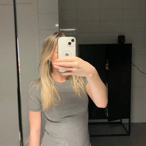 Tshirt  - Säljer denna tighta ribbade tshirt från zara eftersom jag inte fått användning av den alls sen jag köpte den! 💘