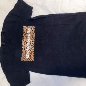 Säljer en svart T-shirt från Ginatricot. Är i storlek XS och har ett leopardmönstrat tryck. Använd flitigt. OBS: köparen står för frakten. (Annonsen finns ute på fler sidor.)