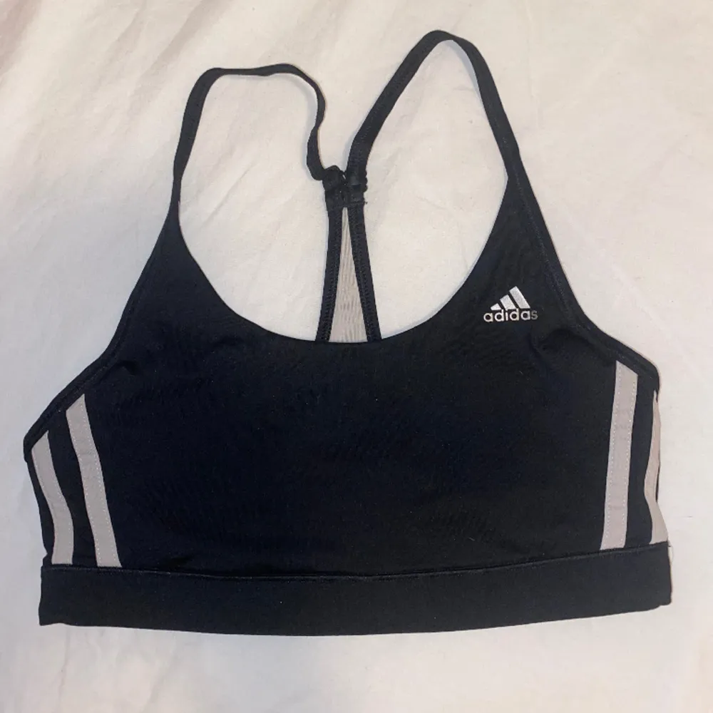Säljer denna adidas träningsbhn. Är i storlek XS och har använts flitigt. OBS: köparen står för frakten. (annonsen finns ute på fler sidor.). Muu.