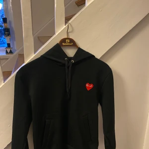 Comme des garcons hoodie - CDG hoodie  Storlek S Väldigt lite använd så bra skick  Finns i Åhus  Annars frakt