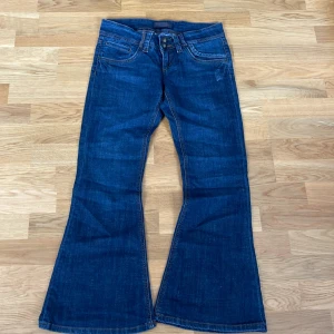 Lågmidjade bootcut jeans - Så snygga lågmidjade bootcut jeans som tyvärr är för små för mig😓 Midjemått: 74cm Innerben: 70cm